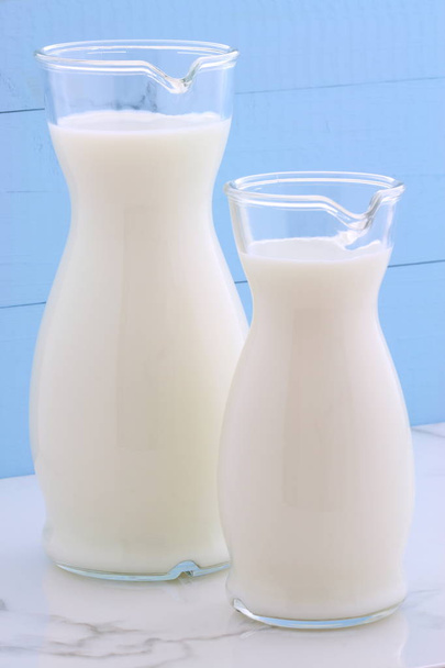 Lahodné čerstvé mléko, jeden z primárních zdrojů výživy na ročník italské Carrary, farma styl kuchyně. - Fotografie, Obrázek