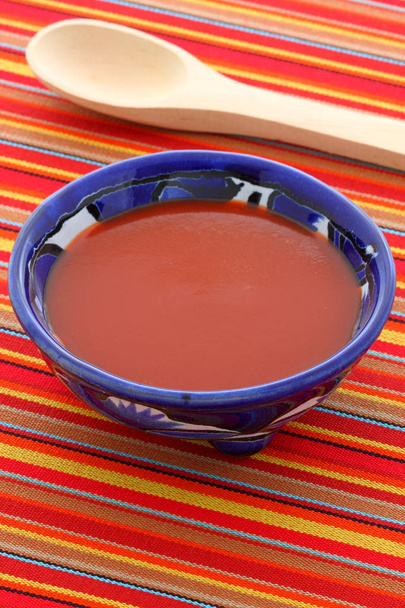 Salsa caliente mexicana artesanal en tazón de talavera vintage, con un delicioso sabor fresco caliente, perfecto para todas sus comidas
. - Foto, imagen