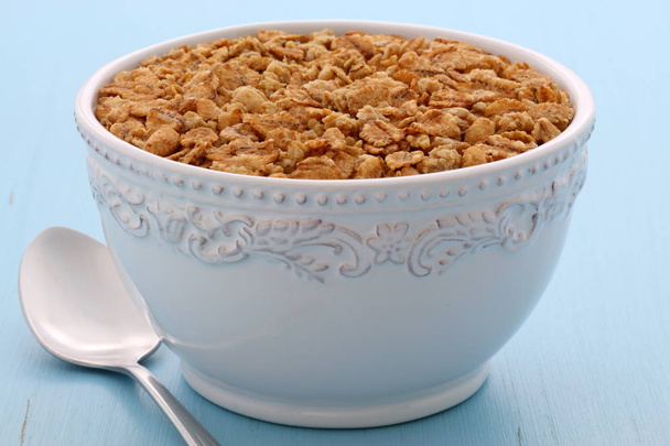 Lahodné a výživné lehce opékaný snídani müsli nebo granola obilovin ve vintage stylu. - Fotografie, Obrázek