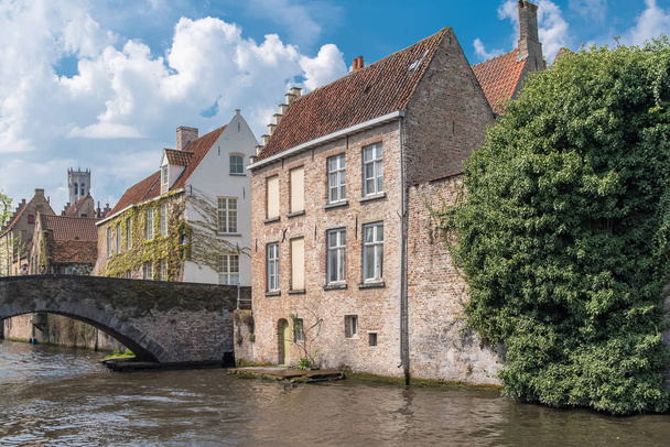     Brugget Belgiassa, kauniita tyypillisiä taloja kanavalla
  - Valokuva, kuva