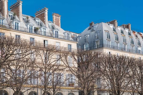     Parijs, mooi gebouw in het centrum, typisch Parijse gevel, rue de Rivoli  - Foto, afbeelding
