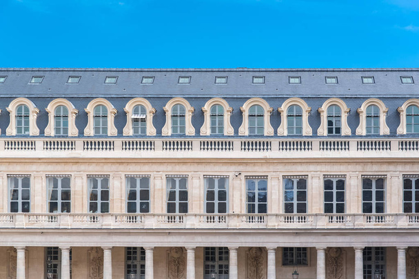     Paris, die königlichen Gärten des Palais, schöne Fassade  - Foto, Bild