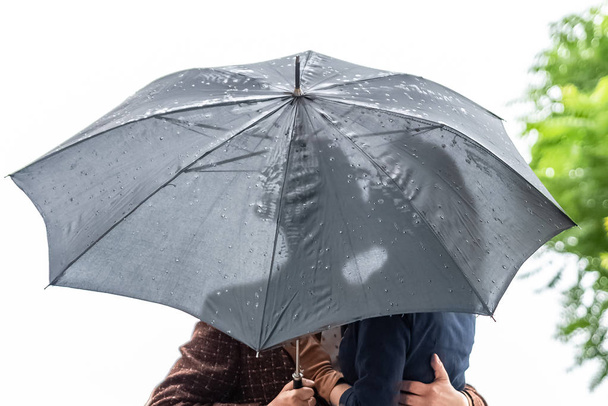     Μονμάρτρη, αναδρομικός ντυμένος εραστές για μια ρομαντική Σκάλα, με μια ομπρέλα, βροχερή μέρα, φιλί  - Φωτογραφία, εικόνα