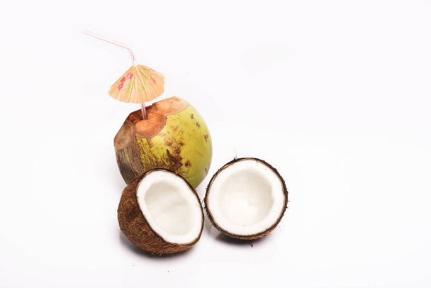 Coco roto y coco verde aislado sobre fondo blanco
 - Foto, imagen