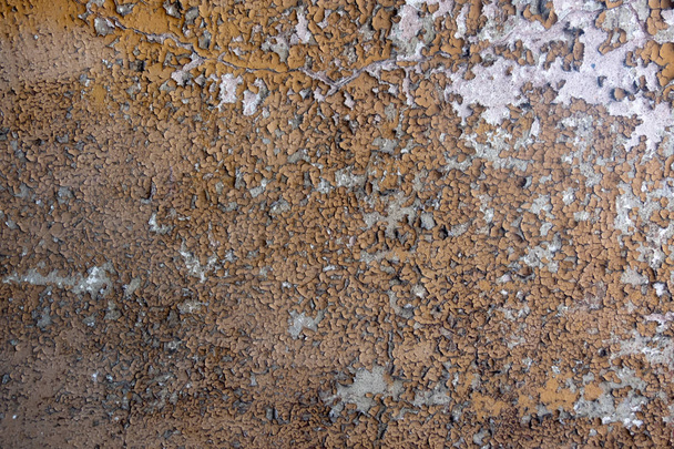 Couleur blanc écaillé et jaune ocre brun beige sur vieux mur vintage intéressant dans la porte forme un motif abstrait, fond, souterrain, texture
 - Photo, image