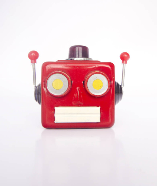 小さな赤いロボットの頭が白で隔離  - 写真・画像