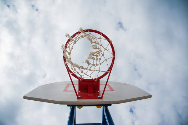 Placa de basquetebol sobre o céu. Quadra de basquete exterior - Foto, Imagem