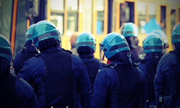 Η ιταλική αστυνομία σε ταραχές ταχυτήτων κατά τη διάρκεια μια μεγάλη διαδήλωση - Φωτογραφία, εικόνα