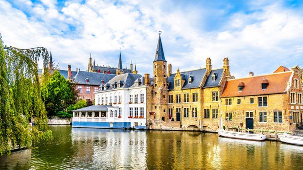 Näkymä historiallisiin rakennuksiin ja Huidenvettershuis-torniin Dijverin kanavalla keskiaikaisessa Bruggen kaupungissa, Belgiassa
 - Valokuva, kuva