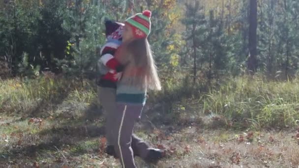 Kleine kinderen, broer en zus spelen en stoeien in de herfst bos - Video