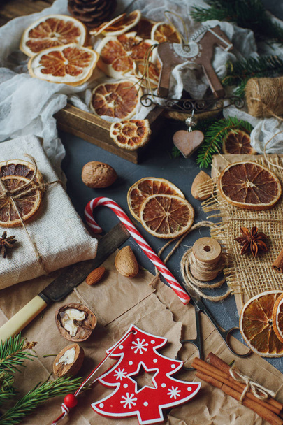 Fir oksat ja joululahjat kääritty säkkikangas koristeltu kuivattuja sitruunan viipaleita
 - Valokuva, kuva