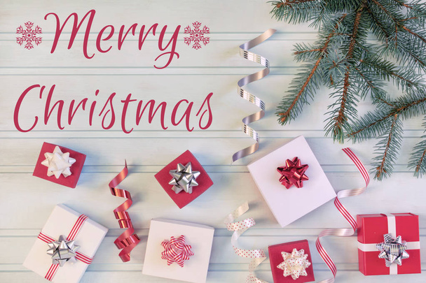 Fából készült ajándékok és boldog karácsonyt felirat háttér - Fotó, kép