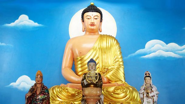 Tian Tan Buddha beelden met de schilderkunst van de hemelachtergrond - Foto, afbeelding