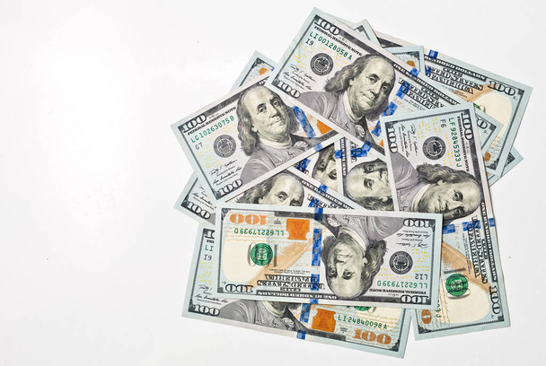 Куча американских банкнот с портретами президента. Денежные средства стодолларовые купюры, фоновое изображение доллара с высоким разрешением
 - Фото, изображение