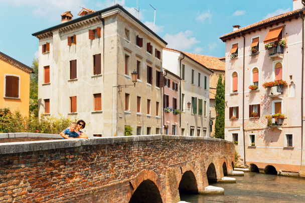 treviso, italien 7. August 2018: der Fluss fließt zwischen den alten Gebäuden der Stadt - Foto, Bild