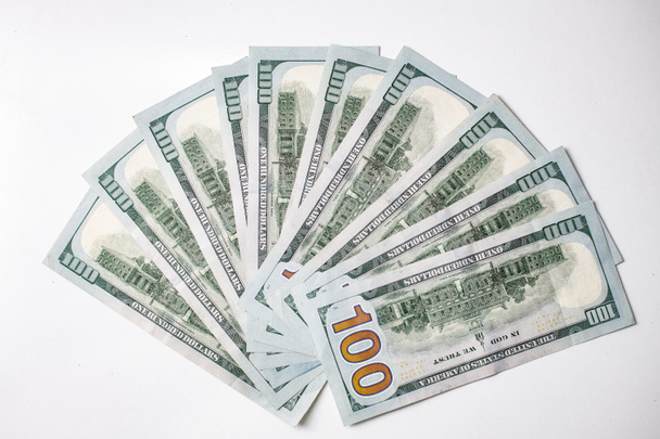 Una pila di cento banconote americane con ritratti del presidente. Contanti di banconote da cento dollari, immagine di sfondo del dollaro con alta risoluzione
 - Foto, immagini