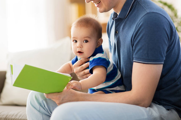 bébé garçon et père avec livre à la maison
 - Photo, image