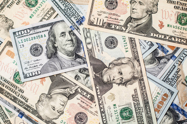 Una pila de cien billetes estadounidenses con retratos presidenciales. Efectivo de billetes de cien dólares, imagen de fondo del dólar con alta resolución
 - Foto, imagen