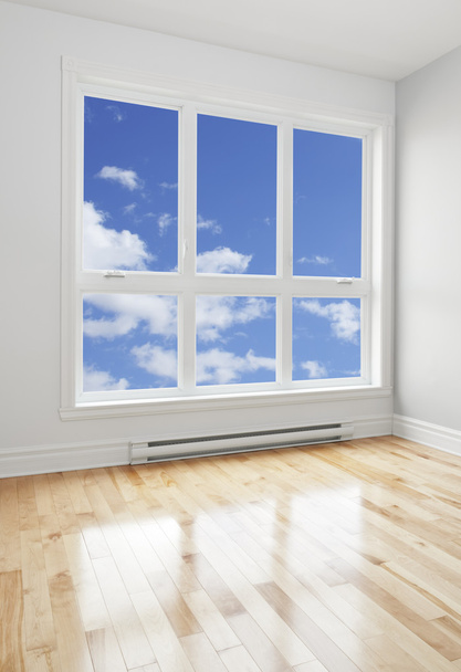Habitación vacía y cielo azul visto a través de la ventana
 - Foto, Imagen