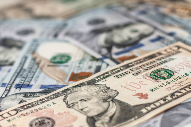 Куча американских банкнот с портретами президента. Денежные средства стодолларовые купюры, фоновое изображение доллара с высоким разрешением
 - Фото, изображение