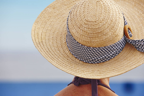Yaz saati. Kadın şapka ve mavi arka plan ile. Zaman dinlendirici - Fotoğraf, Görsel