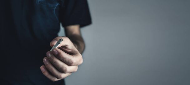 Un uomo caucasico con una sigaretta in mano. Concetto fumo
 - Foto, immagini