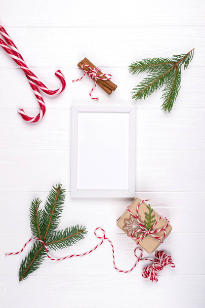 クリスマス フレーム。クリスマス ギフト、装飾、松の枝。新年のお祝い、休日コンセプト フラット レイアウト、トップを表示、テンプレート デザインのモックアップのためのスペースをコピー. - 写真・画像