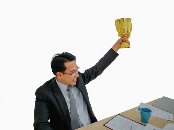 asiático hombre de negocios obtener el trofeo de oro en aislado fondo, negocio cóncavo
 - Foto, Imagen