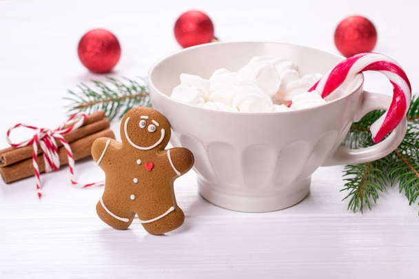 Κύπελλο με marshmallows και μελόψωμο cookies για τις διακοπές Χριστουγέννων. Έννοια των διακοπών - Φωτογραφία, εικόνα