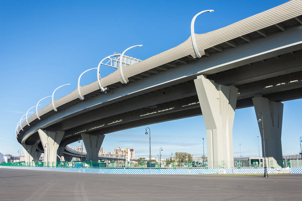 Blick unter die Hochgeschwindigkeits-Autobahnbrücke mit einer Kurve - Foto, Bild