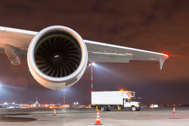 Silniki z bliska dużego samolotu na lotnisku - Zdjęcie, obraz