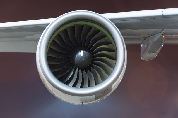 Двигатели вблизи большого самолета в аэропорту
 - Фото, изображение