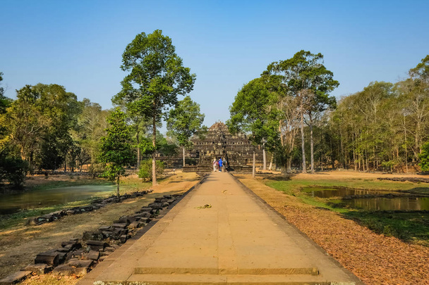 Siemreap / Camboya - 03 de febrero de 2016: Angkor wat Angkor Thom siem cosechar con el cielo azul y la visita turística angkor wat, siem cosechar cambodia, maravilla del mundo
 - Foto, Imagen