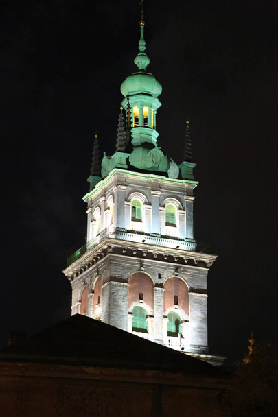 Iglesia de la Dormición o Asunción en el casco antiguo de Lviv, al oeste de Ucrania. Iglesia de la Asunción de la Santísima Virgen María
 - Foto, imagen