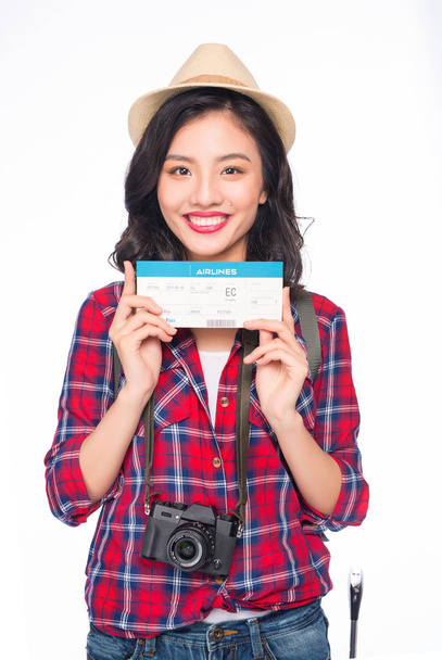junge schöne asiatische Frau mit Pass und Flugticket steht auf weißem Hintergrund - Foto, Bild