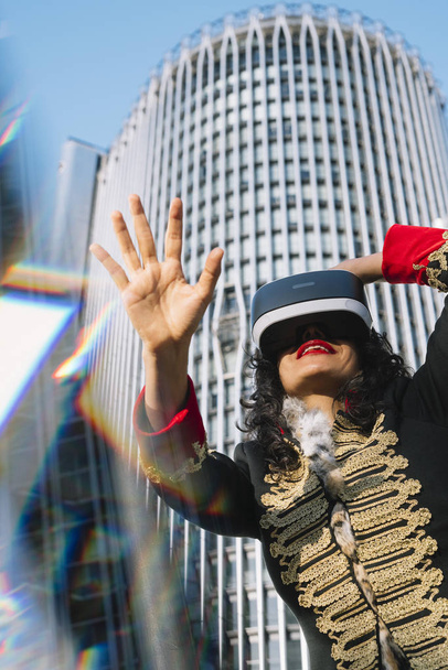 Mujer con gafas VR en la ciudad
 - Foto, Imagen