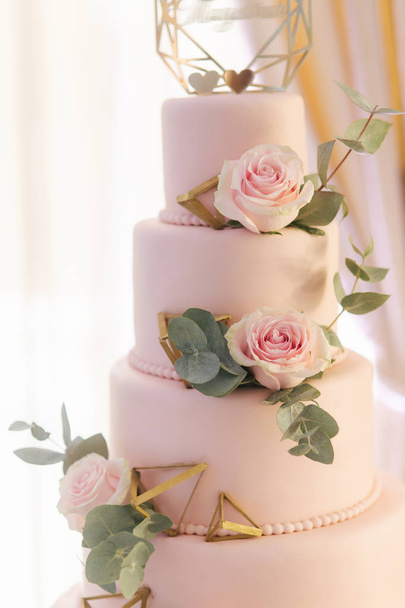 Güzel düğün pastası çiçeklerle süslenmiş. Pasta pembe rengi. Toz gül - Fotoğraf, Görsel