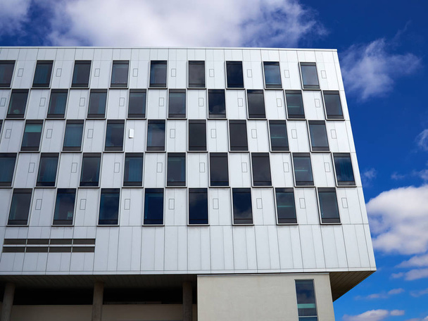 Современный дизайн большое офисное здание с черно-белыми элементами
 - Фото, изображение