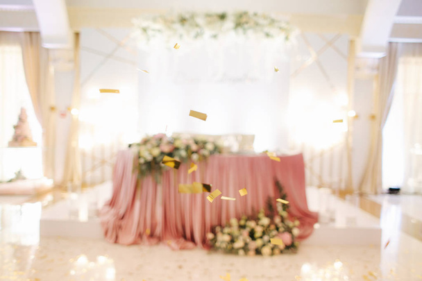 Blumenschmuck auf dem Hochzeitstisch im Restaurant - Foto, Bild