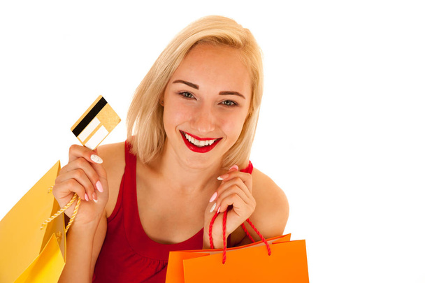 Atrakcyjna blondynka młoda kobieta z torby na zakupy na białym tle - Zdjęcie, obraz