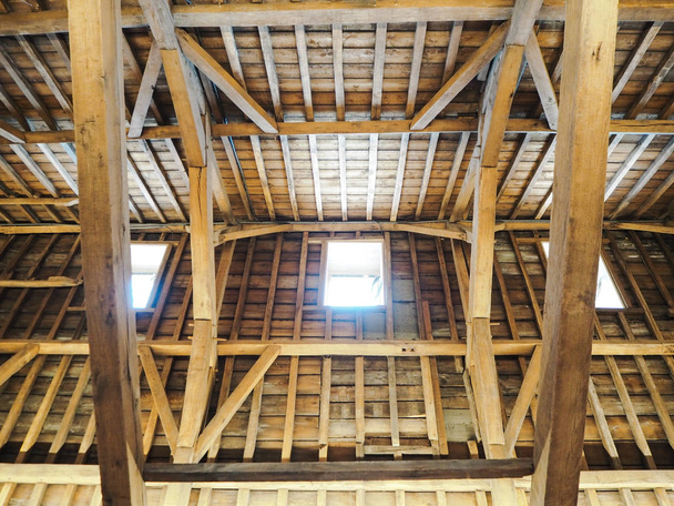 El techo de madera tradicional de la planta superior del Predikherenklooster que se convertirá en la nueva biblioteca de la ciudad, Malinas, Bélgica
 - Foto, Imagen
