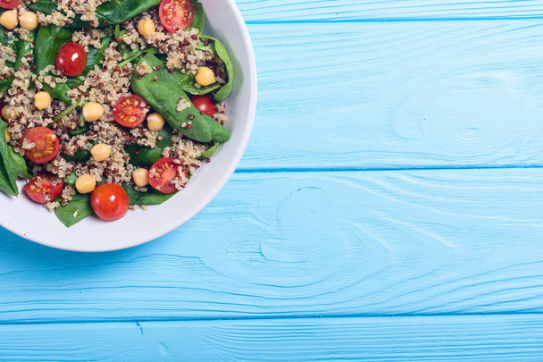 Spinach salad with quinoa , tomatoes and chickpea . Healthy vegan superfood - Φωτογραφία, εικόνα
