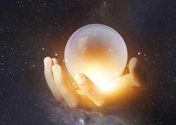 homem de negócios mão segurando bola cristalina com fundo espaço universo galáxia
 - Foto, Imagem