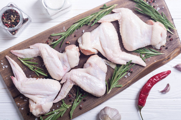 Chicken raw wings with rosemary , garlic , pepper and salt . Ingredient for preparation - Fotó, kép