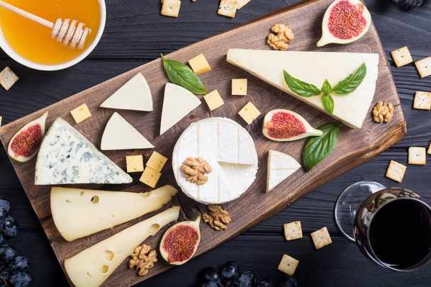Cheeseboard with cheese brie , parmesan , camembert and dorblu . Food on wooden board - Foto, imagen
