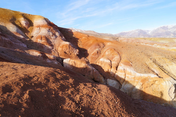 Paisagem marciana incrível, Altai Mars na Sibéria Ocidental, Chagan- Uzun, República de Altai, Rússia
. - Foto, Imagem