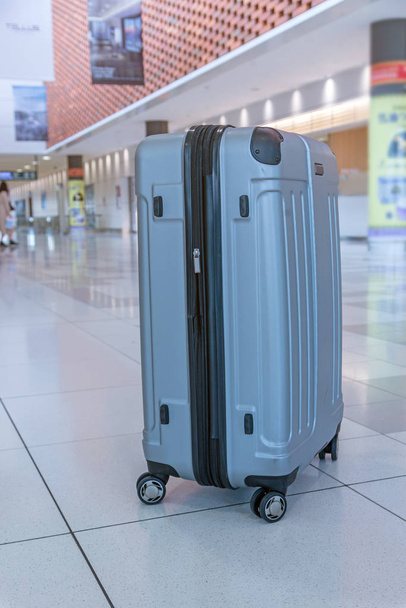 Путешествие на чемодане в аэропорту Нью-Титосе, Саппоро, Япония
. - Фото, изображение