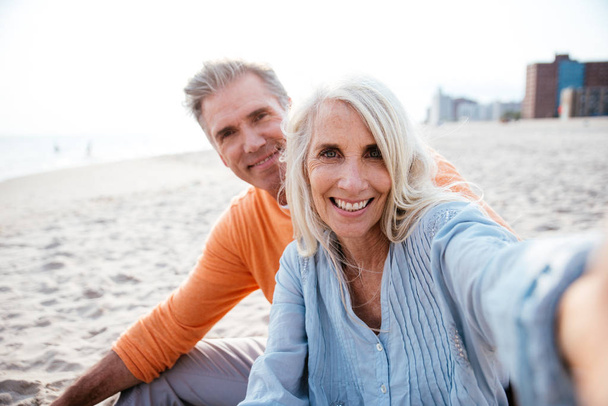 Счастливая старшая пара проводит время на пляже. Понятия о любви, старшинстве и людях
 - Фото, изображение
