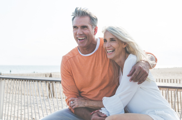 glückliches Seniorenpaar, das Zeit am Strand verbringt. Konzepte über Liebe, Dienstalter und Menschen - Foto, Bild