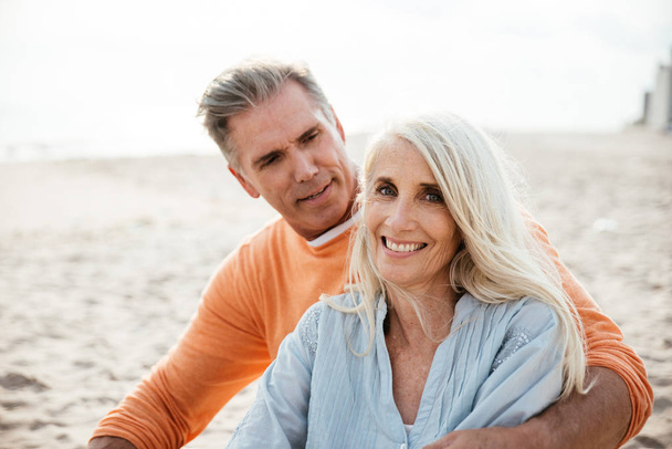 Onnellinen vanhempi pariskunta rannalla. Käsitteet rakkaudesta, vanhuudesta ja ihmisistä
 - Valokuva, kuva